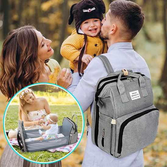 sac a langer maman heureuse bebe sourit papa bisous bebe assis lit