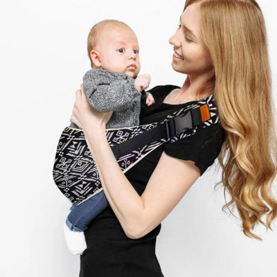 écharpe de portage bébé avant maman heureuse